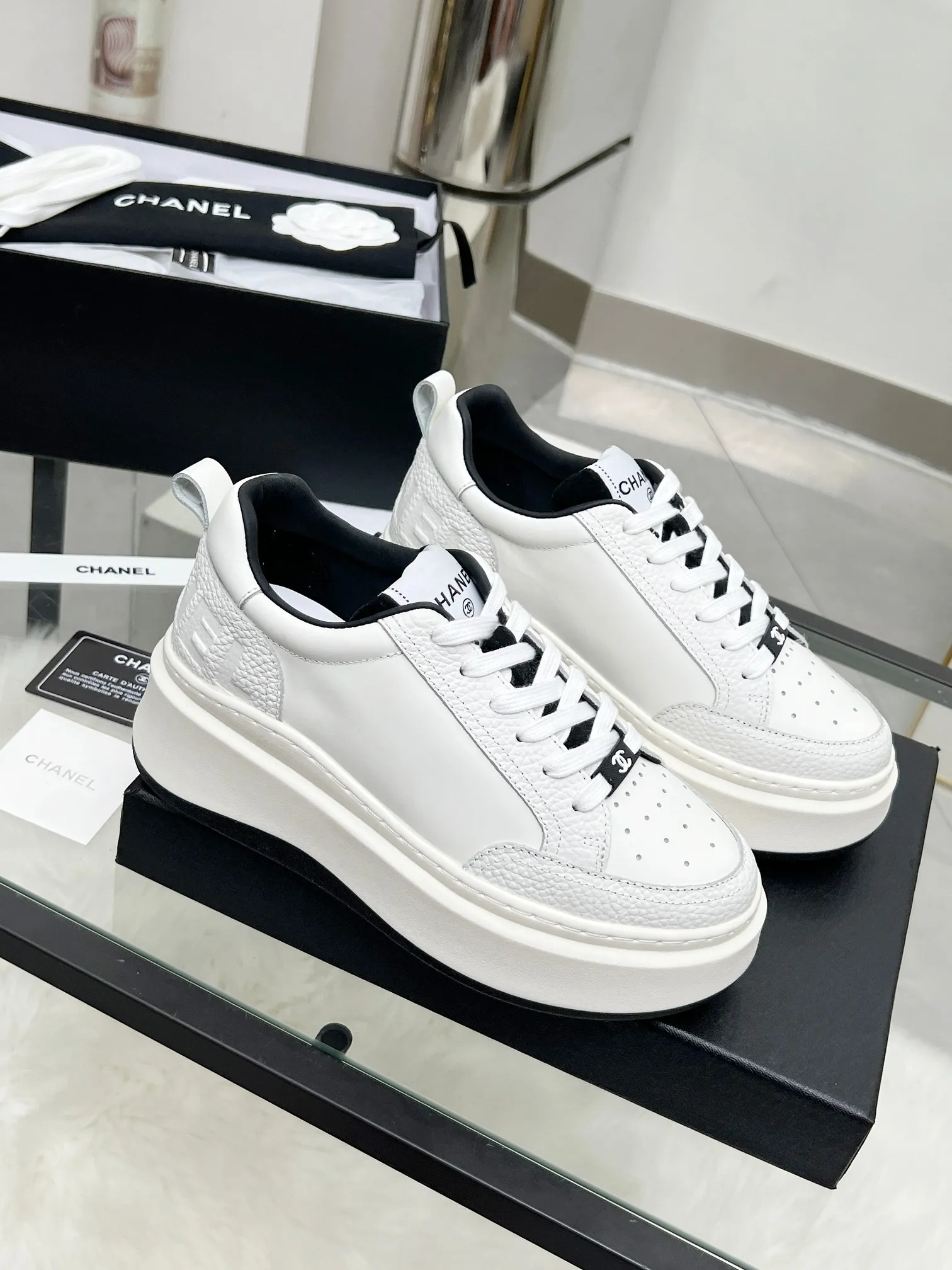 👟👟Ex-factory price 540👟👟 CHANEL 25C spring and summer new sports shoes official website is available at the same time ❤️ Counter out-of-stock kings. Major bloggers are recommending new styles on social days. This season’s new styles are simply eye-catching and look great on the feet. The casual casual sports style is refreshing and natural, interpreting Chanel’s fashionable femininity. The overall customization makes all sports shoes on the market at that time obsolete. This series is now available for sale! The upper is made of custom imported pebbled calf leather ➕ custom frosted calf leather. The lining is made of original one-to-one professionally customized mesh. Hardware accessories. Original full set of molds (not common in the market). Original custom molded TPU combination outsole. Height 4 cm. Women's size 35-39.